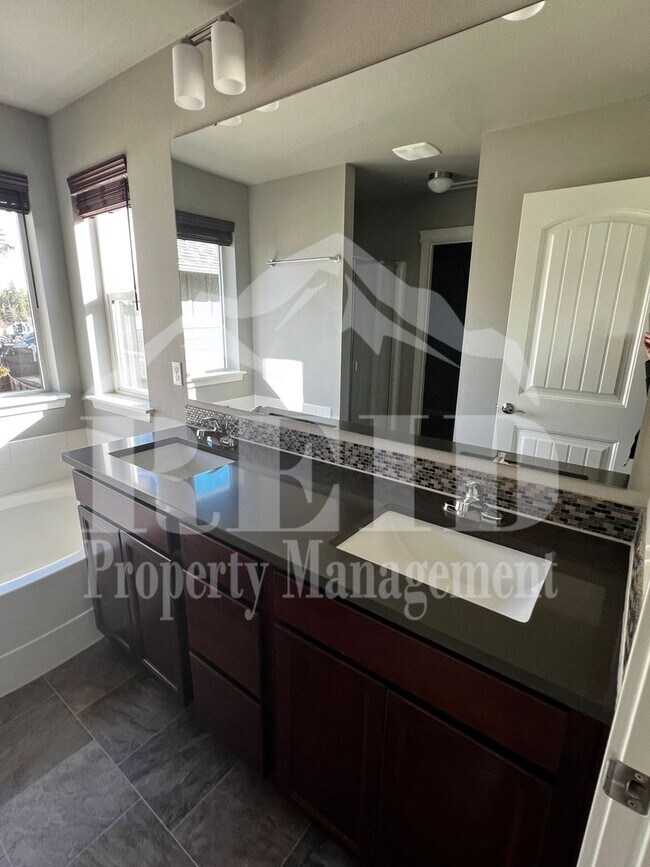 Building Photo - Stunning 3-Bedroom, 2.5-Bathroom Home!