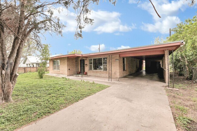 Primary Photo - Charming Home in Central McAllen!