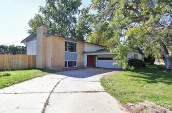 Building Photo - Spacious Home in Quiet Neighborhood