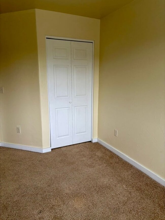 Building Photo - 3 Bedroom, 2.5 Bathroom Townhouse with Fireplace