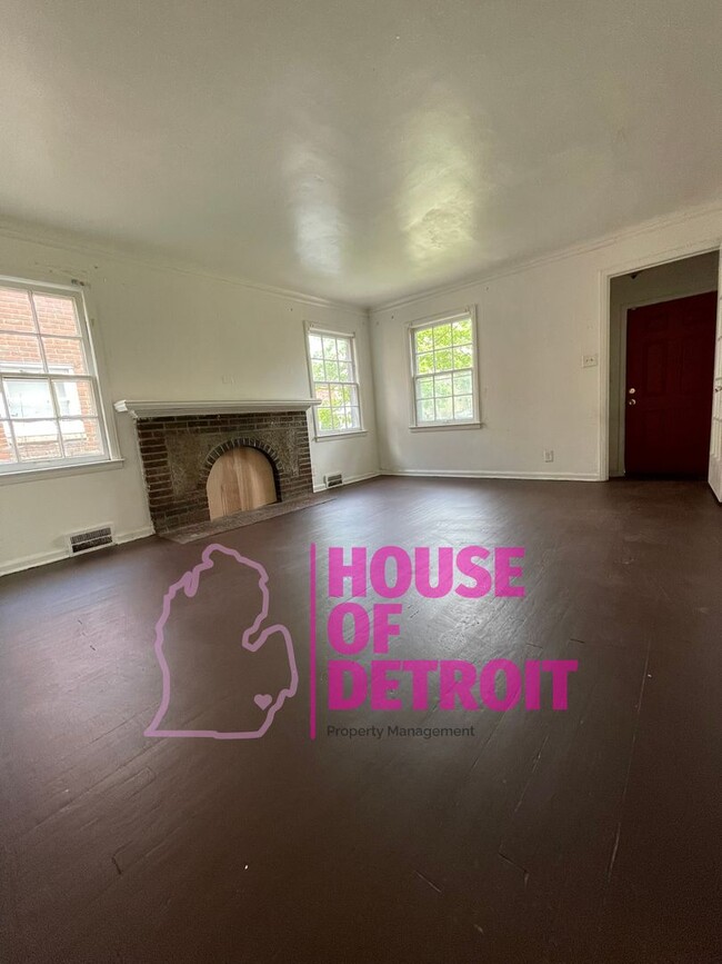 Building Photo - 3 BEDROOM 1 BATH BUNGALOW FREE PRE-SCREEN