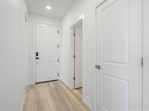 Building Photo - 6153 N Ceylon St