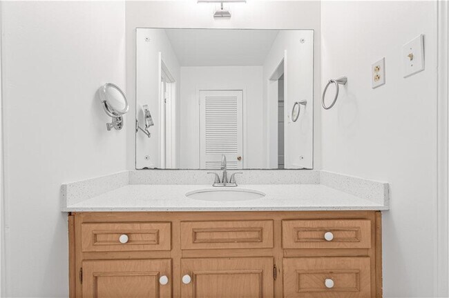 Building Photo - 2713 Briarlake Rd NE