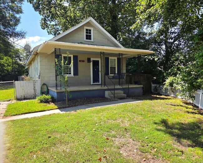 Building Photo - 3bd/1ba Cottage on private street with a s...