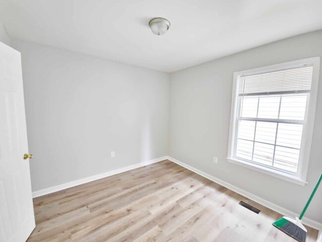 Building Photo - VERY SPACIOUS HOME! 4 Bedroom, 2 bathroom ...