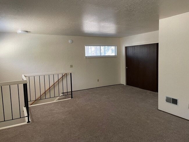 Building Photo - Great Location - Al Tahoe Home with Upgrades