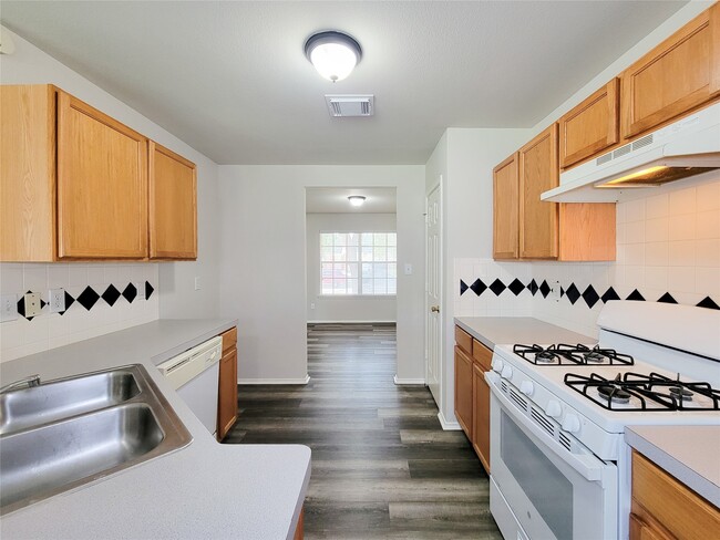 Building Photo - 5746 Roehampton Ct