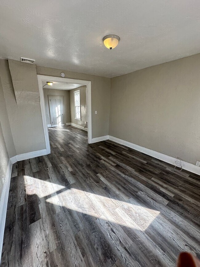 Building Photo - Spacious Single Family Home Ready for Rent in Great Neighborhood