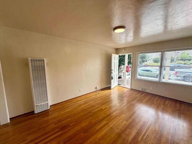 Building Photo - 2 bedroom 1 bath apartment in Downtown Monterey!
