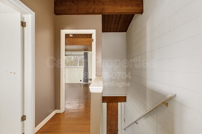 Building Photo - 841 Houseman Ave NE