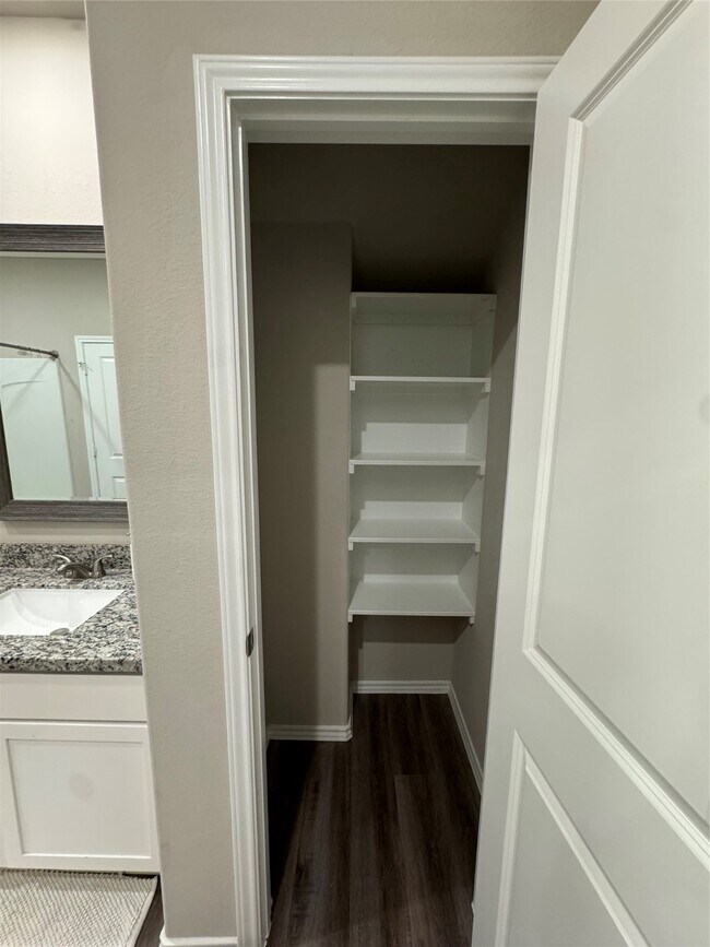 Building Photo - 710 Crystal River