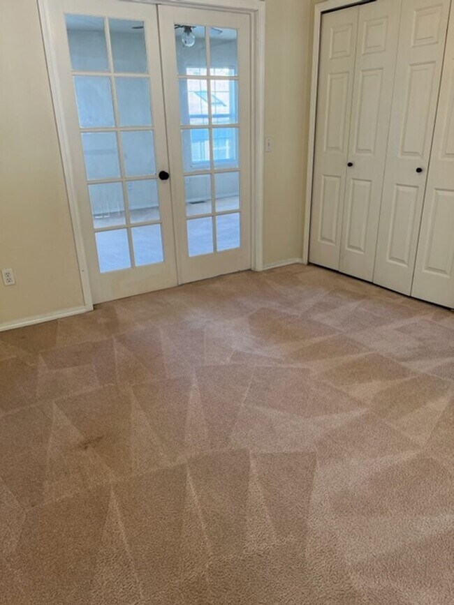 Building Photo - 3 Bedroom plus loft and Community Pool