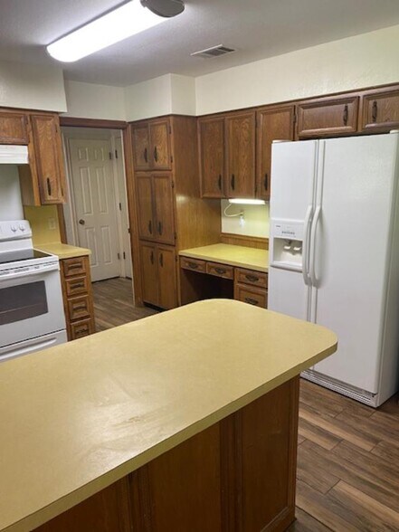 Building Photo - 827 Cliffside Dr