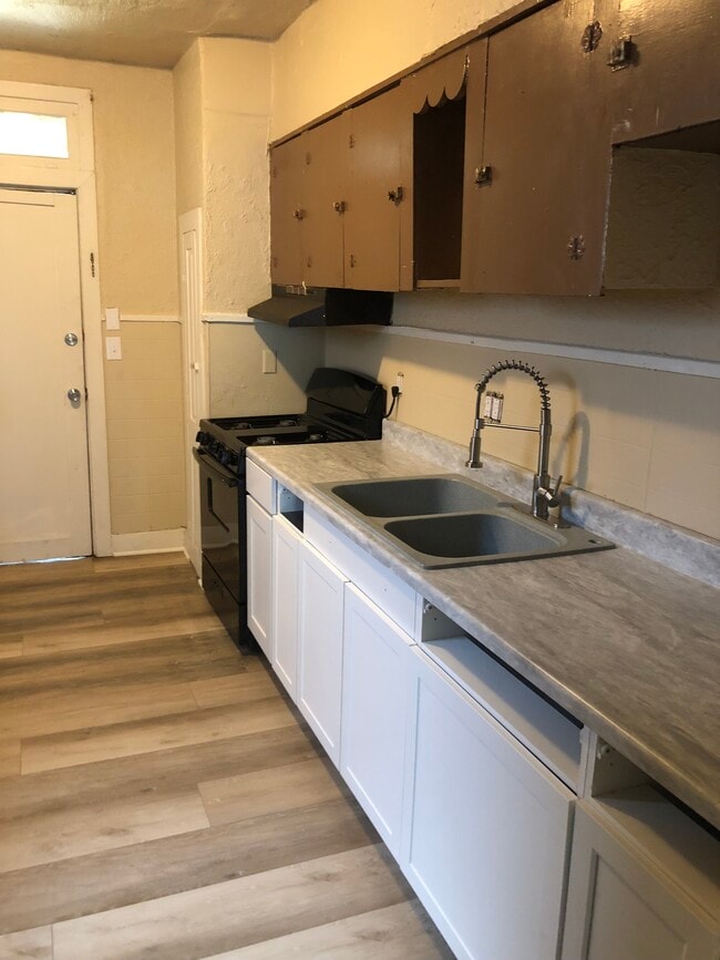 Kitchen - 2124 Greenwood St