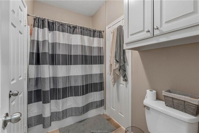 Building Photo - Available August 2026! Spacious 4 Bed House in South College Station!