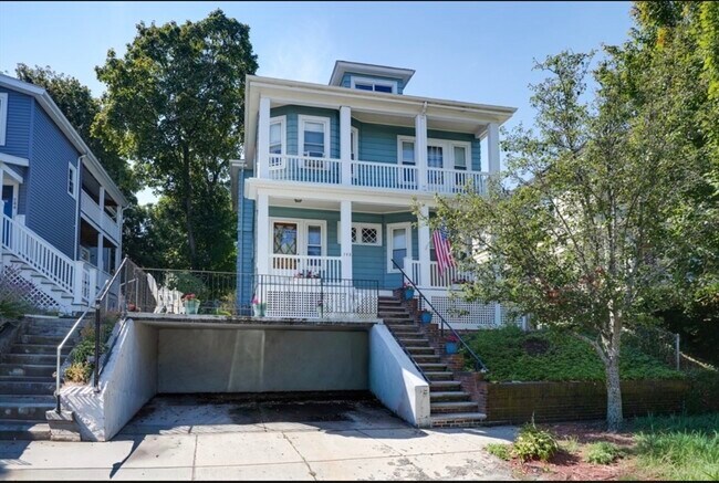 Building Photo - 748 Belmont St