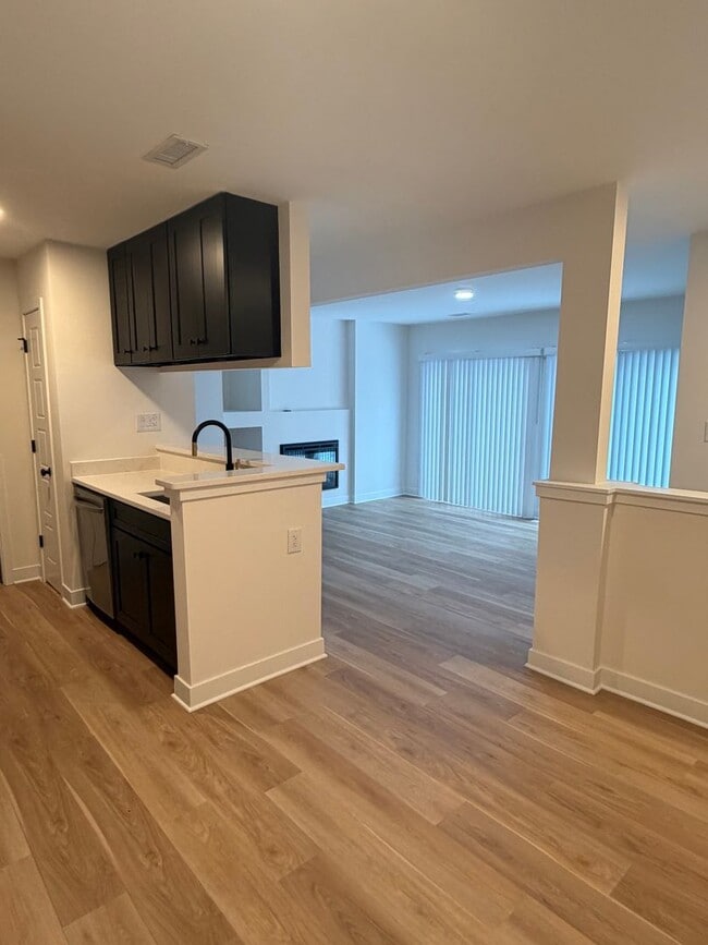 Building Photo - Spacious 2 bedroom Condo Uptown Charlotte  .( 500.00 off if you Move in by April 1, 2026)