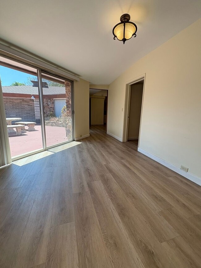 Building Photo - Prestigious Family Home In Outstanding Loc...