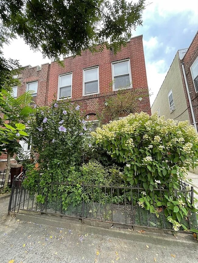 Building Photo - 2408 Beverley Rd