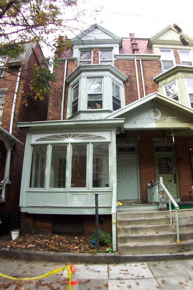 Front - 218 Buckingham Pl