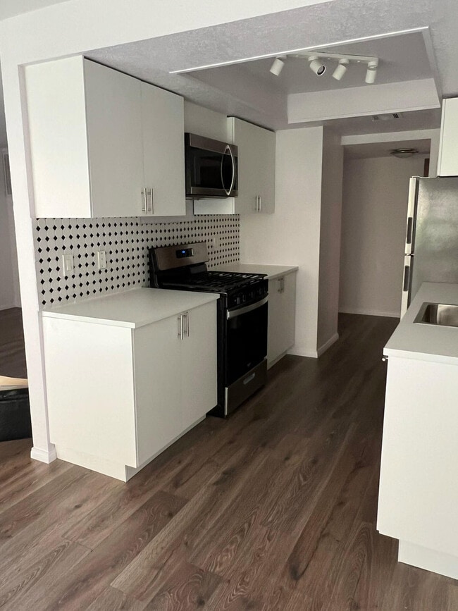 Building Photo - 400 N Sunrise Way