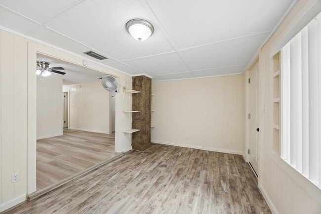 Building Photo - 2113 Silver Lake Dr