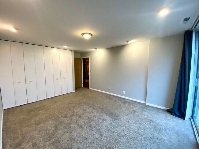 Building Photo - 5820 Oakwood Dr