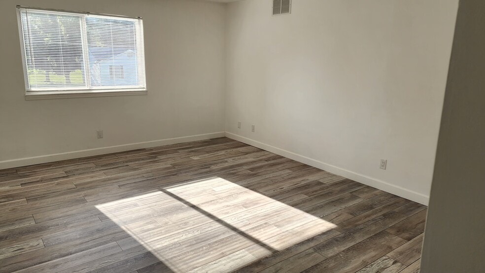 Building Photo - 499 Perrey Dr