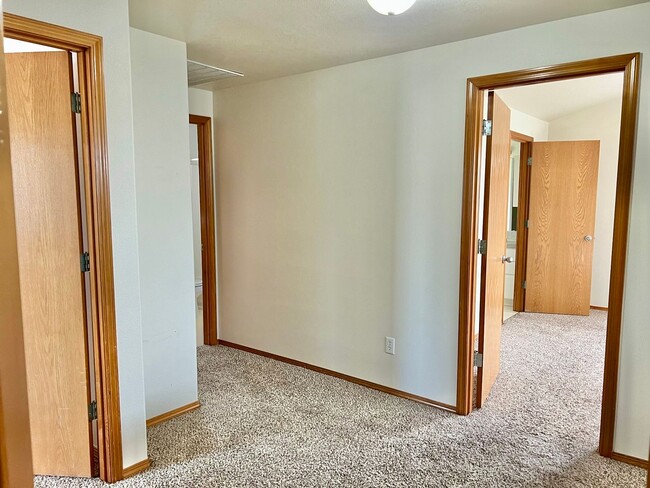 Building Photo - Excellent Location in Fishers Landing near...
