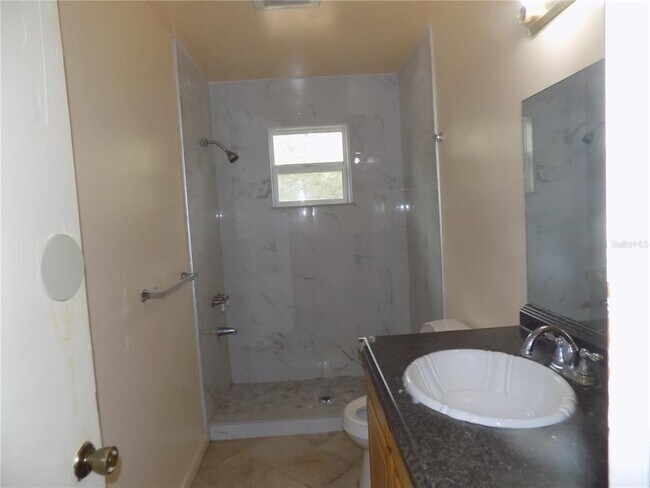 Building Photo - 1724 NW 39th Ave