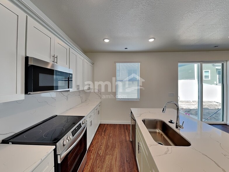 Building Photo - 8964 S John Annie Ln