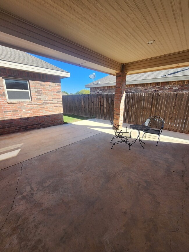 Building Photo - 3 bed 2 bath patio home, 3 car garage!