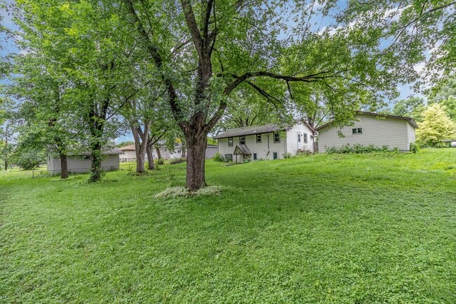 Building Photo - Spacious 5bed|2bath Home w/ Large Backyard...