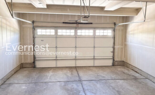 Building Photo - 3 Bed/2.5 Bath Town Home with Garage / Available Now!