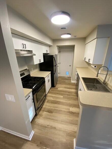 New kitchen cabinets - 2989 Holborn Cir