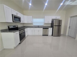 Building Photo - 324 Mangonia Ave