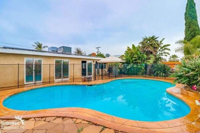 Building Photo - Stunning 3Bdm 2Ba Home with Sparkling Pool...