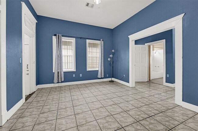 Building Photo - 307 N Live Oak St