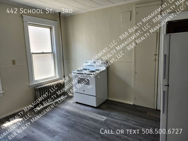 Building Photo - 442 School St