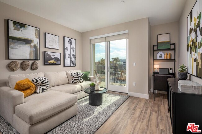 Building Photo - 201 N La Brea Ave