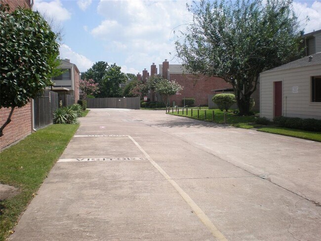 Building Photo - 3901 Woodchase Dr