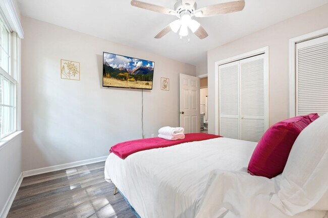 Building Photo - 2be / 1.5ba Duplex Unit B - Great Convenient Location