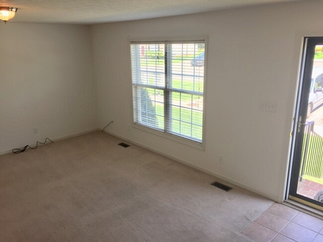 Building Photo - 4 Bedroom 3.5 Bath end unit- Available Aug...