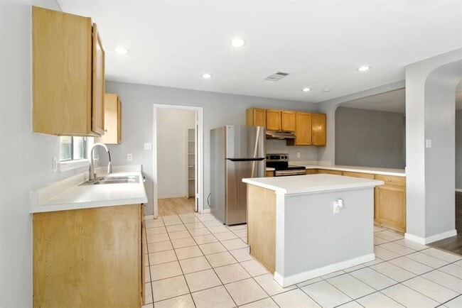 Building Photo - 2402 Glen Field Dr