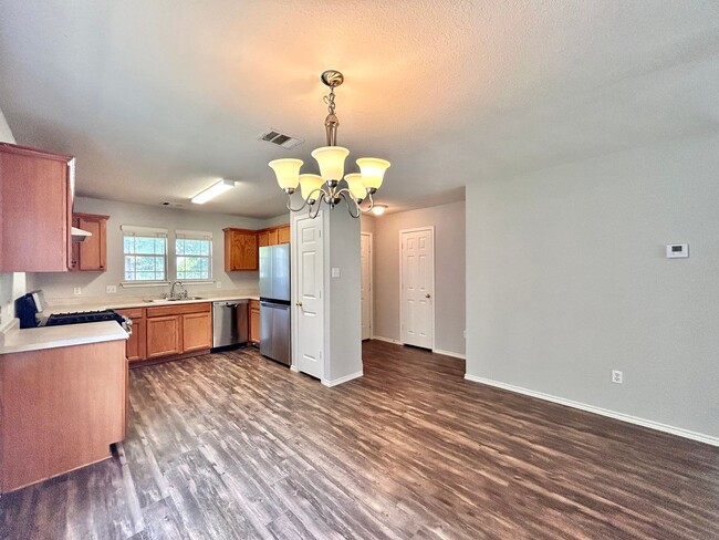 Building Photo - Charming 3BR/2BA Two-Level Home with Cover...
