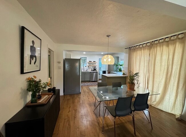 Building Photo - 807 S Van Buren Ave