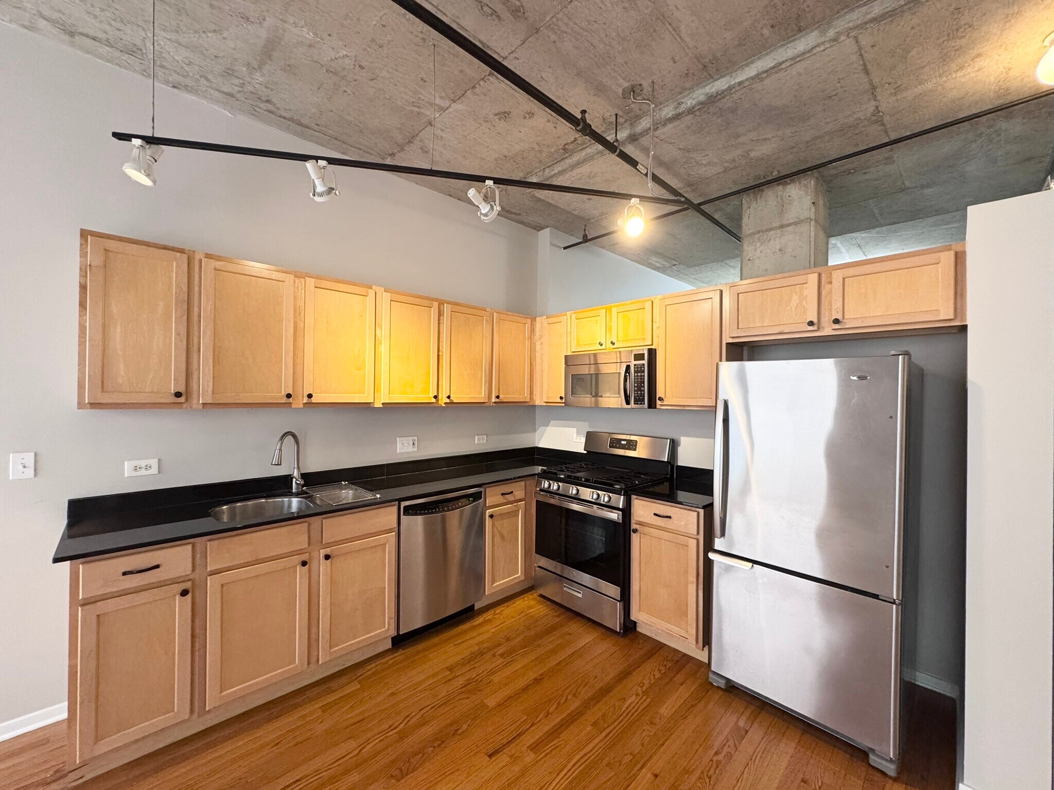 Building Photo - 933 W Van Buren St