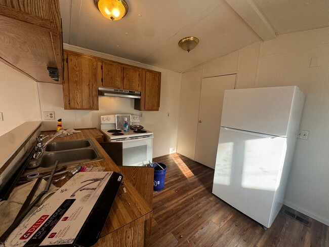 Building Photo - Winston 2 bedroom with large shop