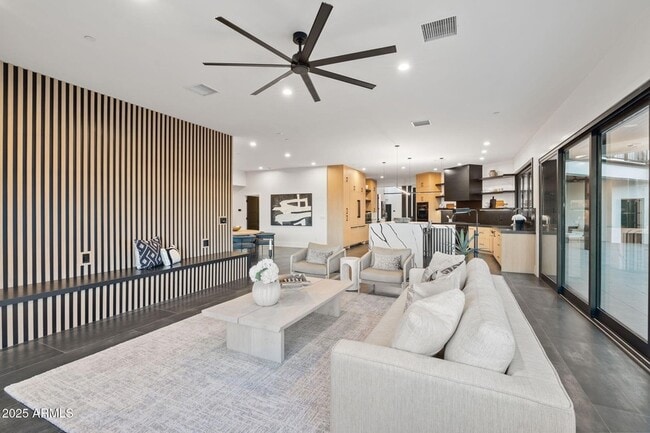 Building Photo - 3135 E Palo Verde Dr