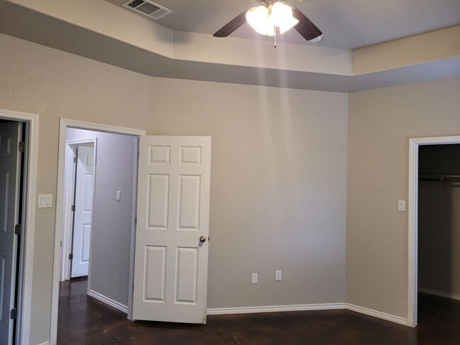 Building Photo - Luxury 3/2Duplex in Seguin, TX